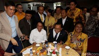 Menpora Zainudin Amali nampak berbincang dengan sejumlah tamu yang hadir dalam acara serah terima jabatan Menpora tersebut.