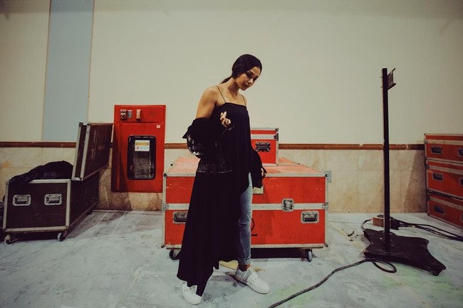 Adinia Wirasti terlihat edgy saat bergaya memakai jaket dari Didit Hediprasetyo. Putra Prabowo dan Titiek Soeharto itu menyebut busana yang dipakai bintang film Critical Eleven itu adalah velvet biker jacket. Foto: Dok. Instagram