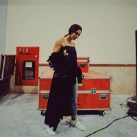 Adinia Wirasti terlihat edgy saat bergaya memakai jaket dari Didit Hediprasetyo. Putra Prabowo dan Titiek Soeharto itu menyebut busana yang dipakai bintang film Critical Eleven itu adalah velvet biker jacket. Foto: Dok. Instagram