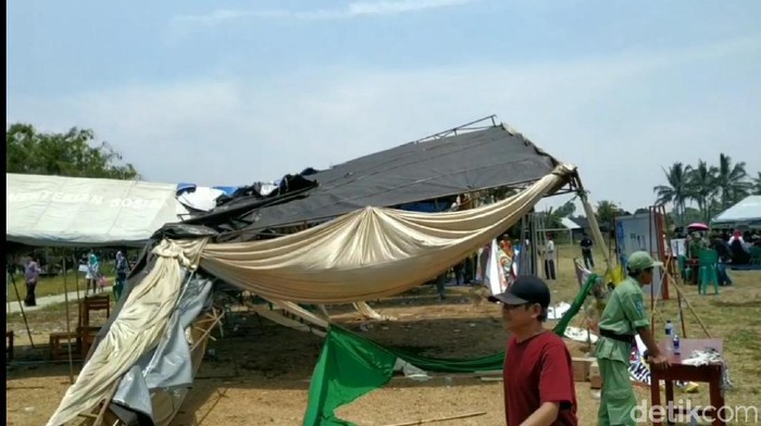 Puting Beliung Porak Porandakan TPS Pilkades di Tasikmalaya