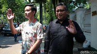 Sekjen PDIP Hasto Kristiyanto nampak mendampingi Gibran. Putra pertama Jokowi itu disebut kursus politik dengan Megawati.