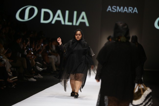 Barli pun mengajak komedian Sinyorita. Sahabat Aming itu tampil anggun dengan padanan dress lace hitam.  Foto: Rachman Haryanton/Wolipop