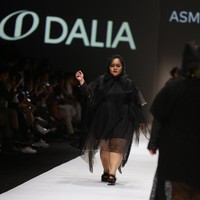 Barli pun mengajak komedian Sinyorita. Sahabat Aming itu tampil anggun dengan padanan dress lace hitam.  Foto: Rachman Haryanton/Wolipop