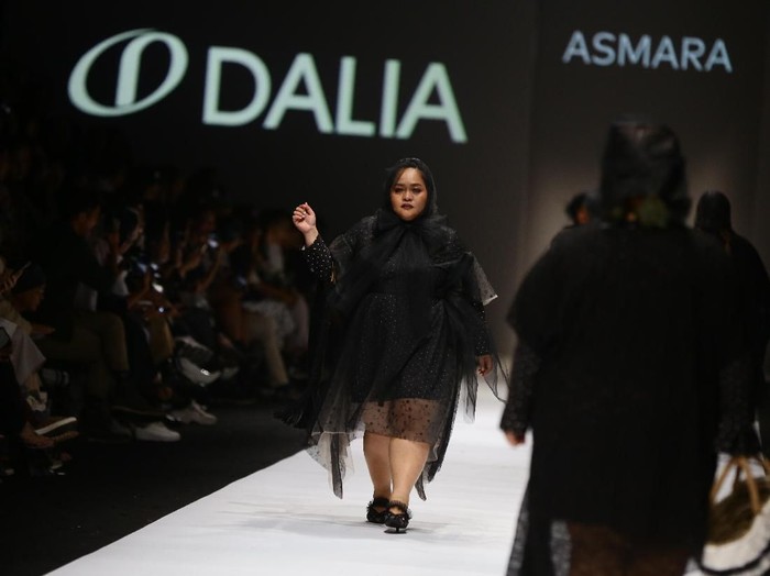 Tips Fashion Paha Besar SANTA MONICA, CA - FEBRUARY 21: Melissa McCarthy attends the US-Ireland Alliance 14th Annual Oscar Wilde Awards at Bad Robot on February 21, 2019 in Santa Monica, California. (Photo by Gregg DeGuire/Getty Images)