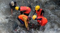 Sejumlah petugas dari Dinas Lingkungan Hidup dan Kebersihan (DLHK) Kota Depok membersihkan sampah di aliran Kali Krukut yang berada di kawasan Depok, Jawa Barat, Kamis (24/10/2019).