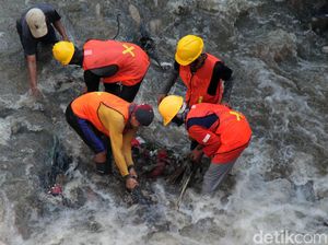 Sampah di Aliran Kali Krukut Depok Dibersihkan