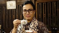 Saat di Banyuwangi, mantan petinggi Bank Dunia ini mampir mencicip kopi osing. Kopi ini dibuat masyarakat suku Osing di Desa Kemiren. Foto: Instagram