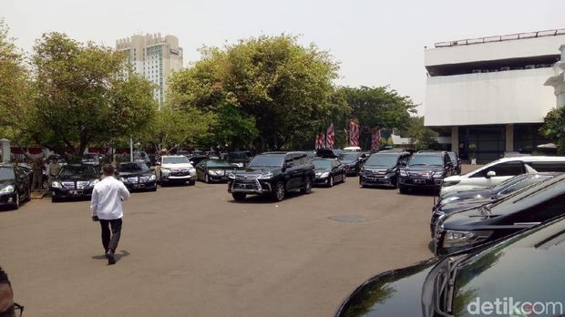 Menteri Lain Sudah Bermobil Dinas, Prabowo-Nadiem Masih Naik Mobil Pribadi