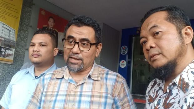 Ferry (tengah) mengantar Shairil serahkan diri ke Polda Metro Jaya.