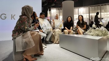 AI buatan Microsoft Rinna bekerjasama dengan Ria Miranda, desainer muslimah ternama Indonesia. Foto: Aisyah Kamaliah/detikINET
