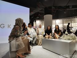 Mencoba Hijab Kreasi Robot Rinna Microsoft