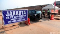 Pintu Tol Krukut, Depok, Jawa Barat, diberlakukan sistem buka-tutup. Sejumlah mobil terlihat melintasi jalur tersebut, Kamis (24/10/2019).