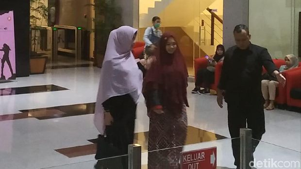 Usai Diperiksa KPK, Istri Imam Nahrawi: Mohon Doanya Buat Bapak