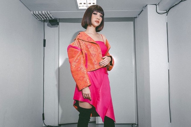Bunga Citra Lestari tampil dalam balutan jaket songket dan dress kulit rancangan Didit Hediprasetyo saat menjadi musisi yang menutup acara Asian Games 2018. Menurut Bunga, jaket dan dress tersebut dibuat khusus untuknya. Foto: Dok. Instagram