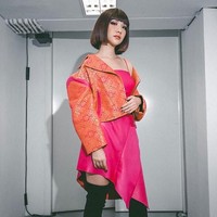 Bunga Citra Lestari tampil dalam balutan jaket songket dan dress kulit rancangan Didit Hediprasetyo saat menjadi musisi yang menutup acara Asian Games 2018. Menurut Bunga, jaket dan dress tersebut dibuat khusus untuknya. Foto: Dok. Instagram