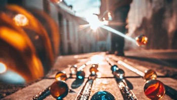 Menggunakan kelereng. Foto: instagram.com/jordi.koalitic