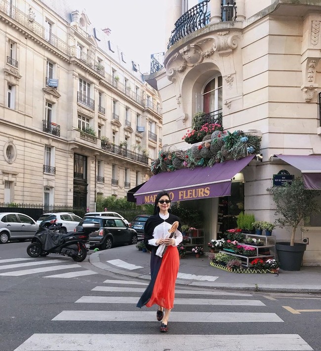 Selesai kuliah di Universitas Waseda Jepang yang merupakan salah satu kampus terbaik di Asia, Sharon tak memilih meneruskan jadi artis. Ia justru bekerja kantoran dengan menempati posisi eksekutif di perusahaan media, MediaCorp. Foto: Instagram @sharonau13