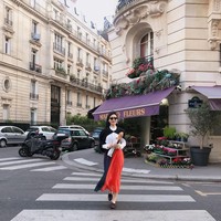 Selesai kuliah di Universitas Waseda Jepang yang merupakan salah satu kampus terbaik di Asia, Sharon tak memilih meneruskan jadi artis. Ia justru bekerja kantoran dengan menempati posisi eksekutif di perusahaan media, MediaCorp. Foto: Instagram @sharonau13