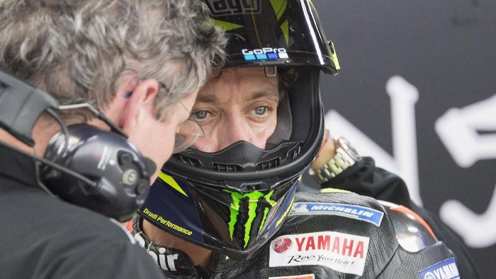 MOTEGI, JAPAN - OCTOBER 19: Valentino Rossi of Italy and Yamaha Factory Racing  speaks with mechanic in box during the MotoGP of Japan - Qualifying at Twin Ring Motegi on October 19, 2019 in Motegi, Japan. (Photo by Mirco Lazzari gp/Getty Images)
