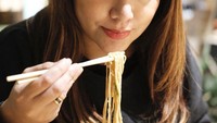 Pasti banyak yang suka mie ayam. Menurut kalian, mie ayam apa yang paling enak?, tanya Minda di unggahan foto. Jangan salah fokus sama tatapannya ya! Foto: Instagram winatalia