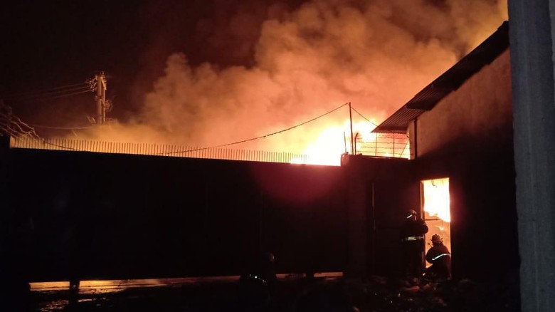 Gudang Plastik di Kosambi Tangerang Terbakar, 5 Unit Damkar Dikerahkan Gudang Plastik di Kosambi Tangerang Terbakar, 5 Unit Damkar Dikerahkan