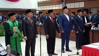 Ketua Pengadilan Tinggi (PT) Ambon, Zainuddin dalam rapat paripurna pengucapan sumpah/janji Pimpinan DPRD Provinsi Maluku periode 2019-2024, Jumat (25/10), di ruang rapat Paripurna DPRD Provinsi Maluku. Mereka yang diambil sumpah dan janjinya masing-masing, Lucky Wattimury sebagai Ketua DPRD dari Partai Demokrasi Indonesia Perjuangan (PDIP), Richard Rahakbauw sebagai Wakil Ketua I DPRD  dari Partai Golongan Karya (Golkar), Melkianus Sairdekut sebagai Wakil Ketua DPRD II dari Partai Gerakan Indonesia Raya (Gerindra), dan Aziz Sangkala sebagai Wakil Ketua DPRD III, dari Partai Keadilan Sejahtera (PKS). Foto: dok. DPRD Ambon