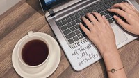Nah kali ini bukan es kopi susu melainkan secangkir kopi hangat. Nadya tengah bersiap menulis sebuah buku yang menceritakan perjalanannya melawan kanker. Foto: instagram nadya valerie