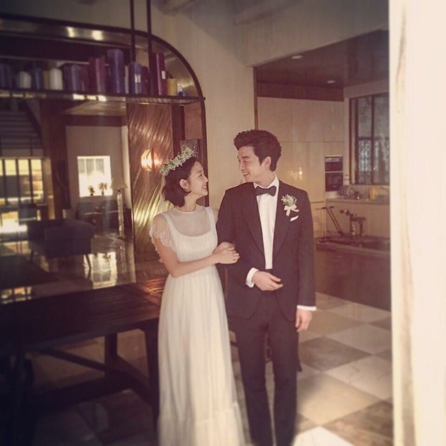 Pernikahan di drama Korea sering ditampilkan mewah lengkap dengan gaun pengantin megah keluaran brand dan desainer kenamaan. Namun sayangnya tak semua wanita bisa atau mengenakan baju pernikahan demikian. Jika Anda mencari inspirasinya yang simpel dan elegan, gaun Kim Go Eun di drama Goblin ini bisa dilirik. Foto: Istimewa