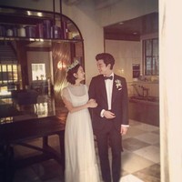 Pernikahan di drama Korea sering ditampilkan mewah lengkap dengan gaun pengantin megah keluaran brand dan desainer kenamaan. Namun sayangnya tak semua wanita bisa atau mengenakan baju pernikahan demikian. Jika Anda mencari inspirasinya yang simpel dan elegan, gaun Kim Go Eun di drama Goblin ini bisa dilirik. Foto: Istimewa