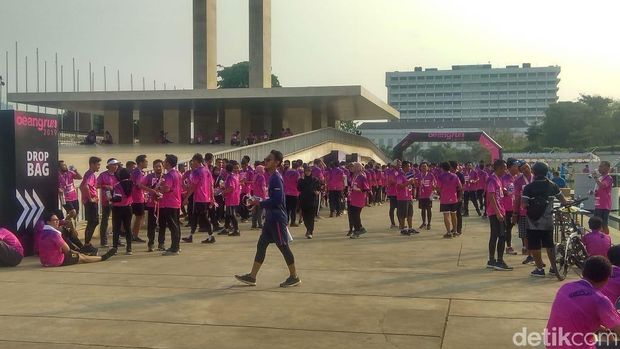 Peringati Hari Oeang, Sri Mulyani Lari Pagi di Lapangan Banteng