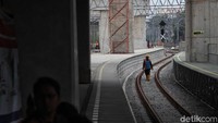 Selain itu, peron di Stasiun Manggarai juga akan bertambah dari 7 peron menjadi 8 peron.