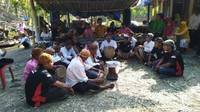Masyarakat membawa berbagai hasil bumi kemudian berdoa bersama, setelah itu makan bersama saling berbagi, di situlah letak kebersamaan yang terus dijaga sampai sekarang. (Dadang/detikcom)