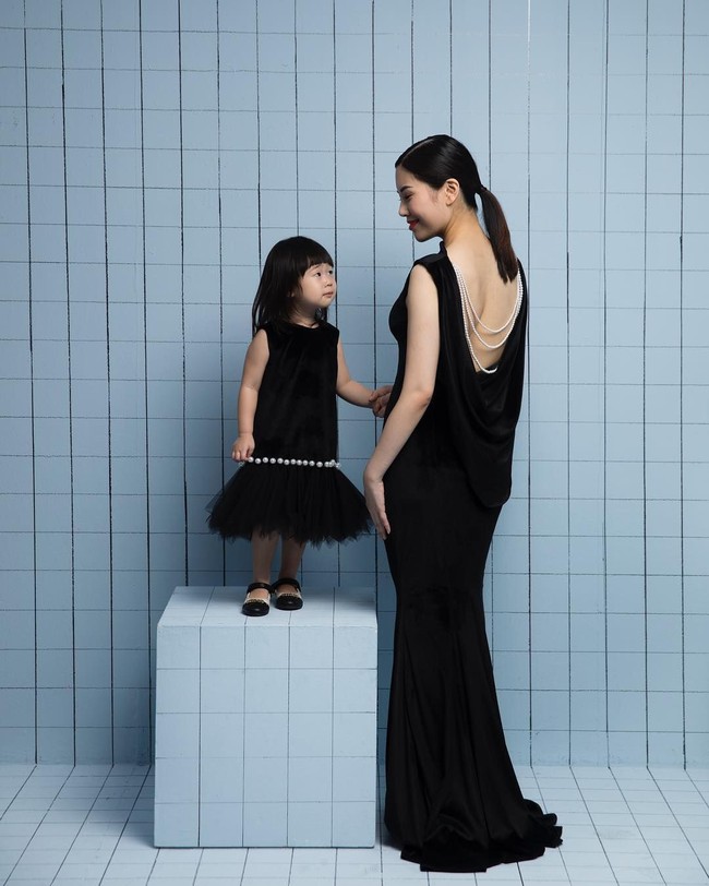 Bergaya bersama putri tercinta, anak sulung pasangan Hary Tanoesoedibjo dan Liliana Tanoesoedibjo ini bergaya glamor sekaligus elegan dengan gaun hitam rancangan Monica Ivena. Aksen mutiara di bagian punggung memberi kesan mewah tanpa terlalu berlebihan. Foto: Instagram/@angelatanoesoedibjo