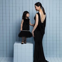 Bergaya bersama putri tercinta, anak sulung pasangan Hary Tanoesoedibjo dan Liliana Tanoesoedibjo ini bergaya glamor sekaligus elegan dengan gaun hitam rancangan Monica Ivena. Aksen mutiara di bagian punggung memberi kesan mewah tanpa terlalu berlebihan. Foto: Instagram/@angelatanoesoedibjo