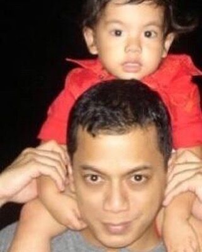 Seperti ini penampilan Wishnutama muda saat masih menikah dengan istri keduanya Wina Natalia. Dari pernikahannya dengan Wina Natalia yang berakhir dengan perceraian pada 2005, pria kelahiran Papua ini dikaruniai dua anak laki-laki. Dan anak yang digendongnya ini adalah anak pertama mereka, Salvaditya Tama. Selain Salva, ada juga si bungsu Sultan Saladyne Tama. Foto: Dok. Instagram Wishnutama