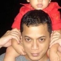 Seperti ini penampilan Wishnutama muda saat masih menikah dengan istri keduanya Wina Natalia. Dari pernikahannya dengan Wina Natalia yang berakhir dengan perceraian pada 2005, pria kelahiran Papua ini dikaruniai dua anak laki-laki. Dan anak yang digendongnya ini adalah anak pertama mereka, Salvaditya Tama. Selain Salva, ada juga si bungsu Sultan Saladyne Tama. Foto: Dok. Instagram Wishnutama