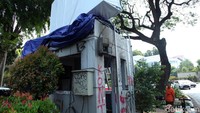 Pengerjaan perbaikan terus dikebut pekerja.