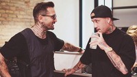 Punya kepribadian yang santai, gaya Radja saat bersosialisasi sambil menikmati minuman ini membuat penampilannya semakin keren. Foto: Instagram @radja_nainggolan_l4