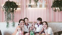 Gisell juga akrab dengan ibu yang anaknya sekolah di tempat yang sama dengan anaknya, Gempita. Sebelum pesanan datang, Gisell manfaatkan dengan berfoto bersama. Foto: Instagram @gisel_la