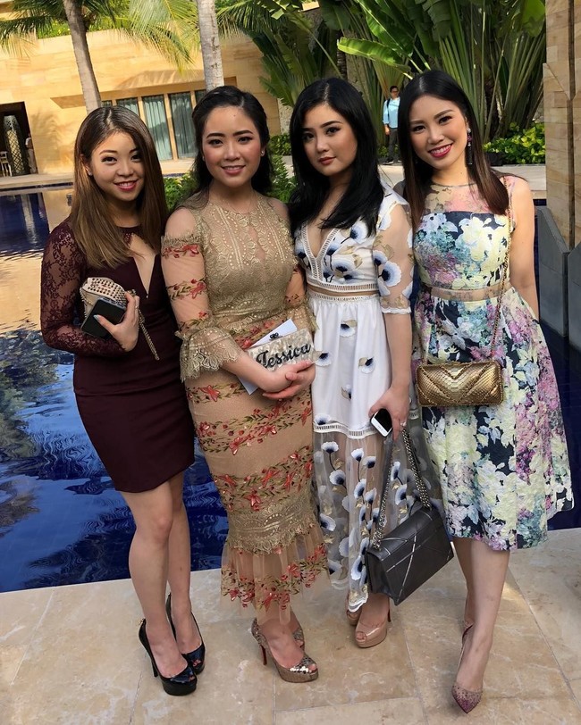 Cantiknya Angela Tanoesoedibjo saat berpose bersama tiga adiknya, Valencia, Jessica dan Clarissa. Blood is thicker than water, demikian dia menulis pada keterangan foto menggambarkan kedekatannya dengan adik-adiknya. Foto: Dok. Instagram @angelatanoesoedibjo