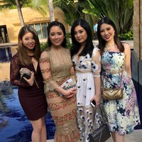 Cantiknya Angela Tanoesoedibjo saat berpose bersama tiga adiknya, Valencia, Jessica dan Clarissa. Blood is thicker than water, demikian dia menulis pada keterangan foto menggambarkan kedekatannya dengan adik-adiknya. Foto: Dok. Instagram @angelatanoesoedibjo