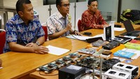 Ricky menyebut dengan melakukan peretasan, tersangka dapat menyedot data-data korban. Selain itu tersangka melakukan pemerasan dengan mengancam akan menghapus data-data dalam server korbannya jika korban tak memberinya mata uag virtual yaitu bitcoin.
