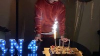 Menggeluti dunia sepak bola sejak dulu, pria berusia 31 tahun ini dikenal sebagai sosok yang ramah. Ini posenya saat merayakan ulang tahunnya ditemani dengan cake berisi aneka cokelat. Foto: Instagram @radja_nainggolan_l4