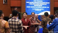 Tak lupa, Wamen Angela juga menyalami seluruh staff kementerian yang hadir di balairung (Randy/detikcom)