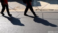 Puluhan penyandang disabilitas netra dari Sekolah Luar Biasa (SLB) Negeri A Kota Bandung mengikuti aksi jalan kaki di Jalan Dr Cipto, untuk memperingati hari penglihatan sedunia dan hari tongkat putih, Jumat (25/10/2019).
