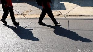 Puluhan Difabel Gelar Aksi Jalan Kaki di Kota Bandung