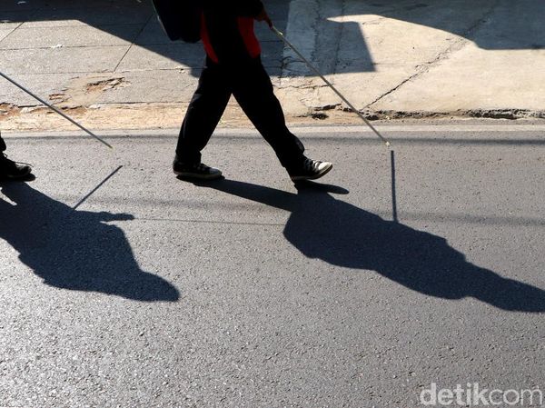 Puluhan Difabel Gelar Aksi Jalan Kaki di Kota Bandung