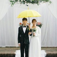 Dress pernikahan lain yang modelnya elegan bisa dilihat di drama Tommorow with You. Penambahan veil pendek pun cocok untuk jenis baju pernikahan seperti ini. Foto: Istimewa