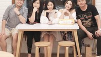 Saat nongkrong di kafe kekinian dengan kekasih dan temannya, Gisell terlihat cantik dengan busana sabrina berwarna putih. Foto: Instagram @gisel_la