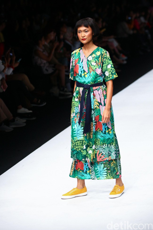 Koleksi ini dibawakan oleh Feby Widya Putri, Namira Zania dan Marta Hardy – tiga perempuan yang hidup dengan disabilitas dan berprofesi sebagai barista, penari, dan staf rekrutmen dalam kesehariannya. Peragaan busana ini turut menghadirkan penulis lagu Kallula Harsynta Esterlita.  (Foto: Rifkianto Nugroho/detikfoto)